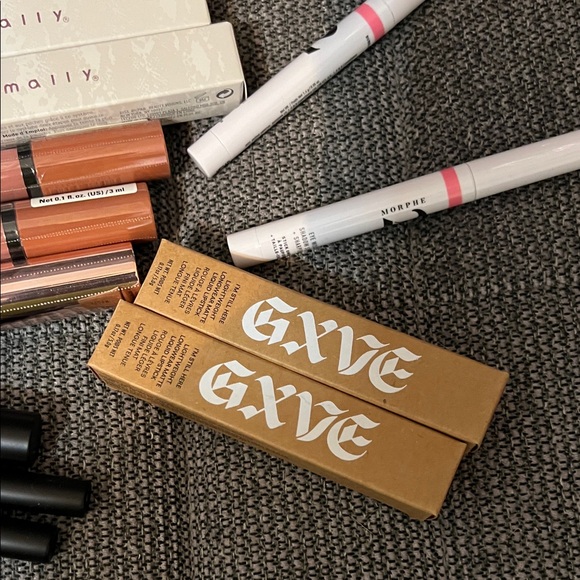 Assorted Makeup Collection - Picture 3 of 7